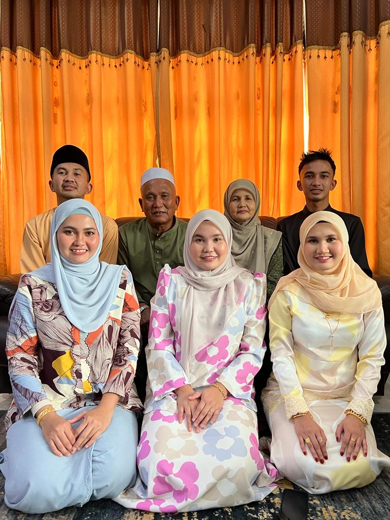 Gambar kenangan Muhammad Hattem bersama keluarganya - gambar koleksi keluarga