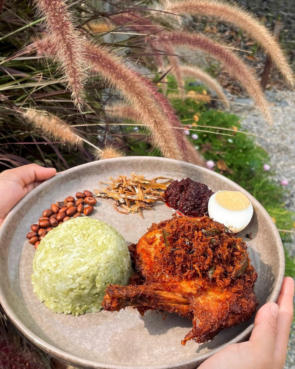 Hay! Cafe dikelilingi sawah padi menghijau - gambar @hay.paddy