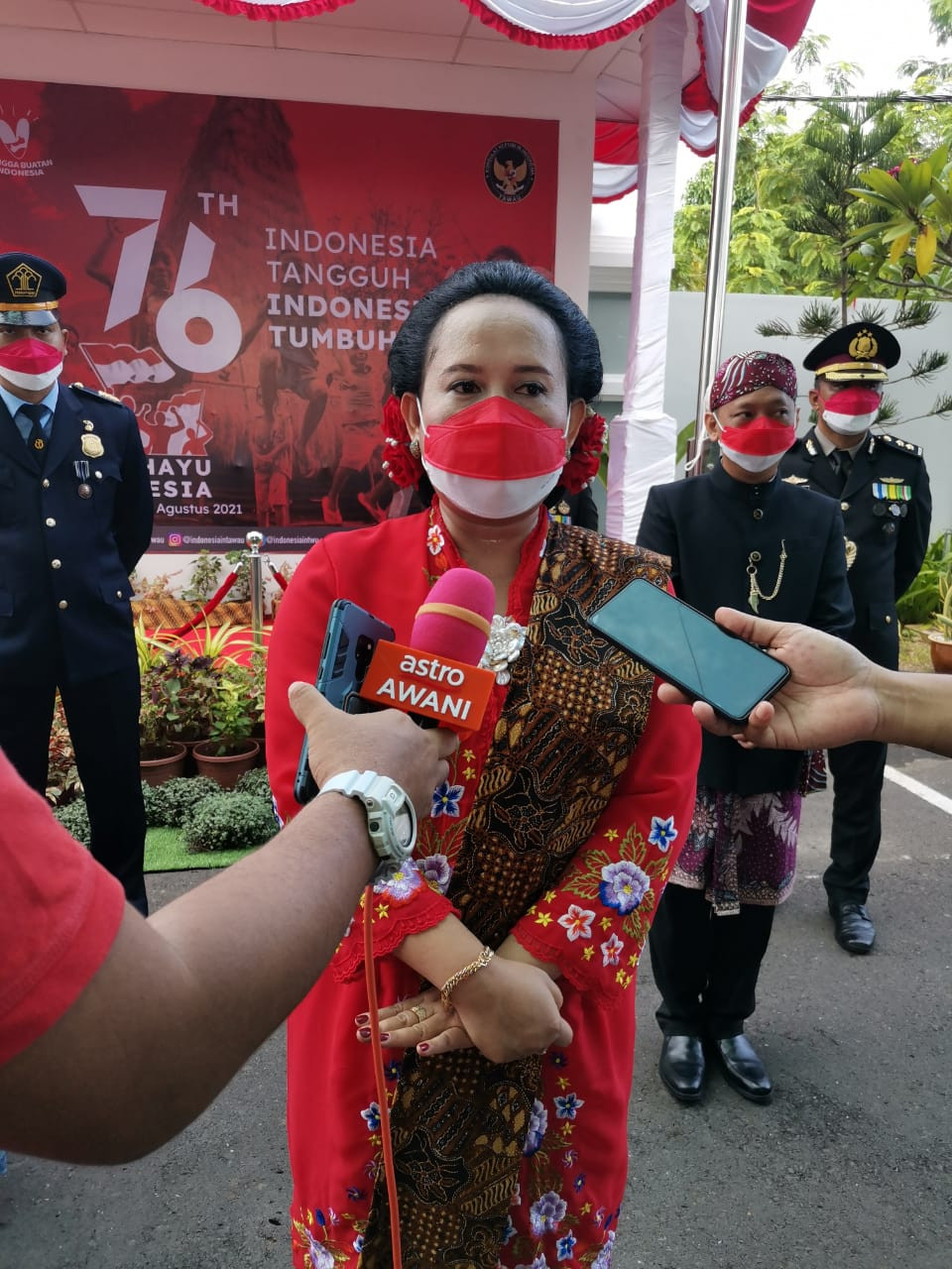 Heni Hamidah bercakap kepada wartawan yang hadir di majlis sambutan Hari Kemerdekaan Republic Indonesia ke-76.
