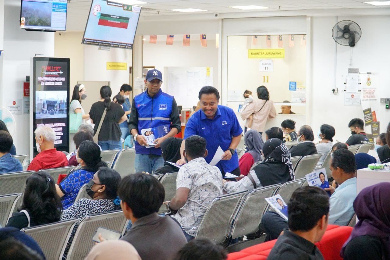 Isham Jalil ketika membuat walkabout di UTC Selangor - Gambar Facebook Isham Jalil