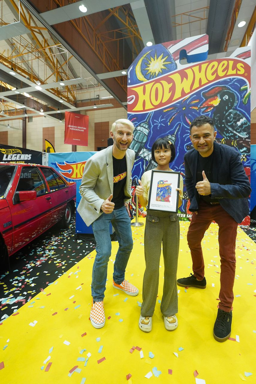 Saw Jane Harn bersama Ketua Reka Bentuk Lanjutan Proton (kiri) dan Matt Gabe Pereka Pembungkusan Utama, Mattel (kanan) 
