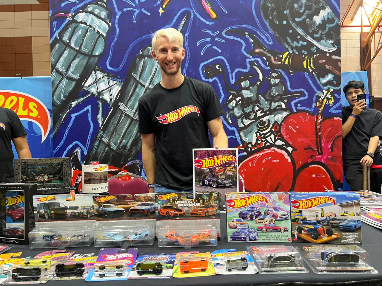 Matt Gabe bersama model-model Hot Wheels lain keluaran Eksklusif.