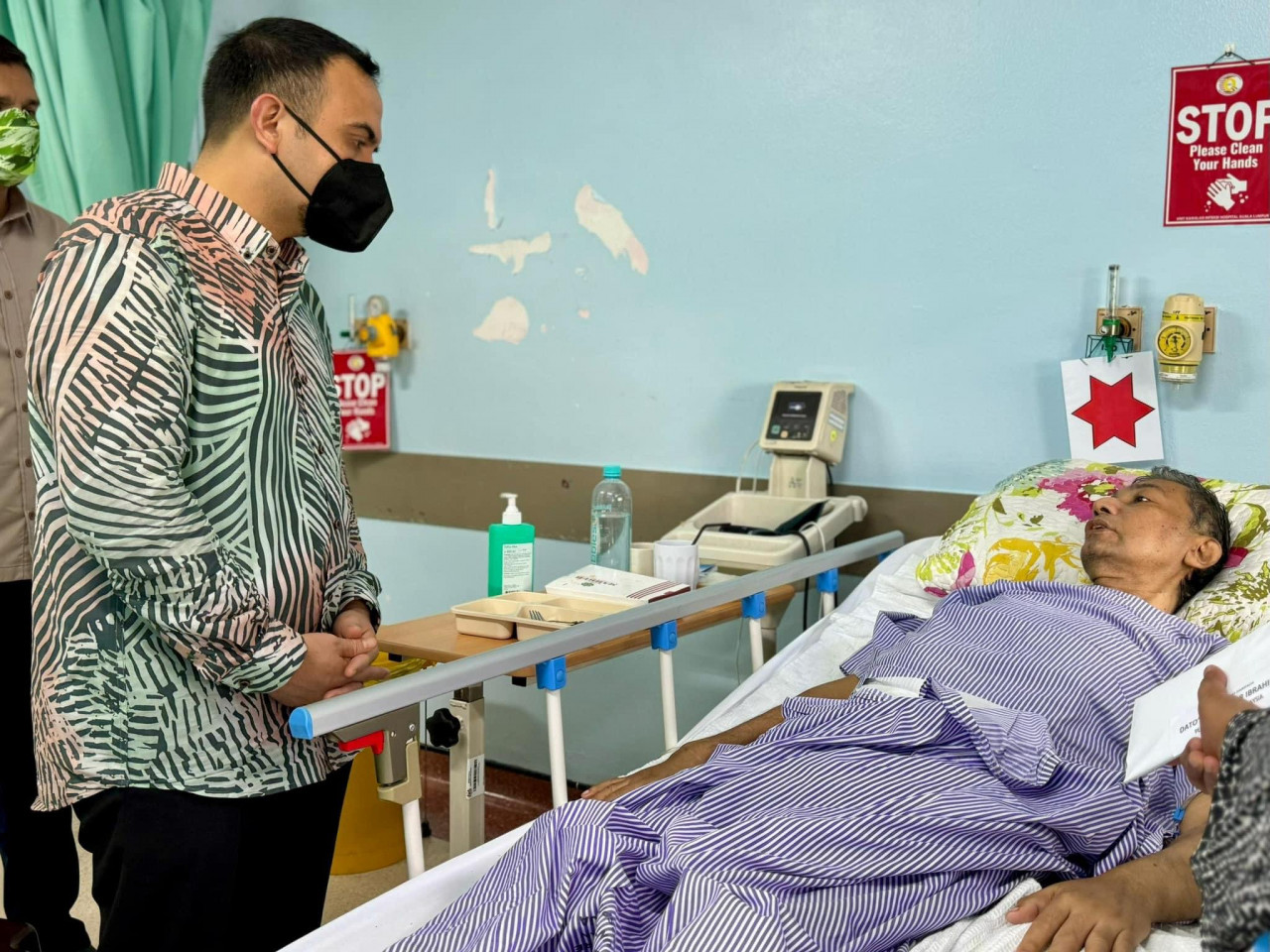 Ahmad Farhan Fauzi bertanya khabar dan menyampaikan sedikit sumbangan kepada Huzz bulan lalu. - Gambar PMO