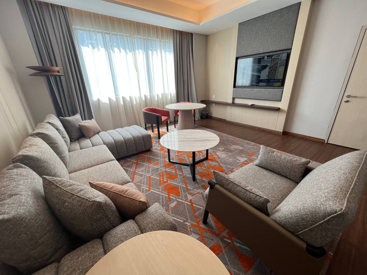 Ruang tamu bilik King Suite bersama sofa yang 'cozy'