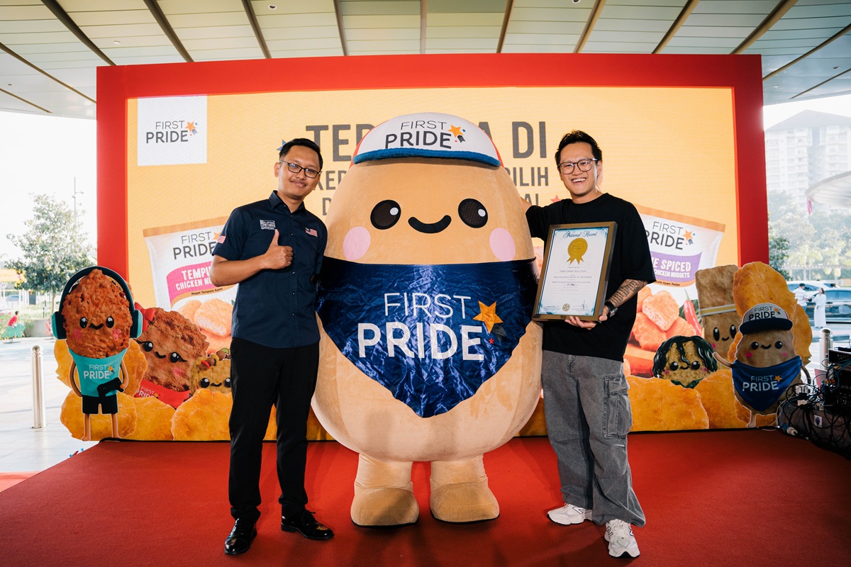Pegawai Malaysia Book of Records, Mohamad Nazrul Hafizi (kiri) dan Pengarah Pemasaran Tyson Foods Malaysia, Freddie Wong pada acara penyerahan rekod