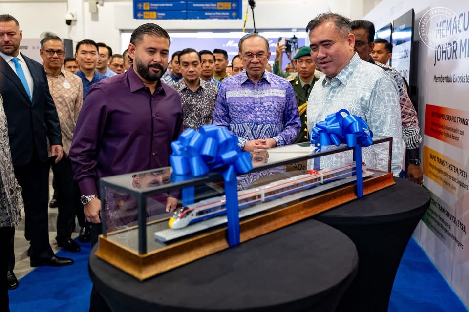 Tunku Ismail (kiri) dan Anwar Ibrahim (tengah) mendengar penerangan diberikan Menteri Pengangkutan, Anthony Loke (kanan) - Gambar PMO