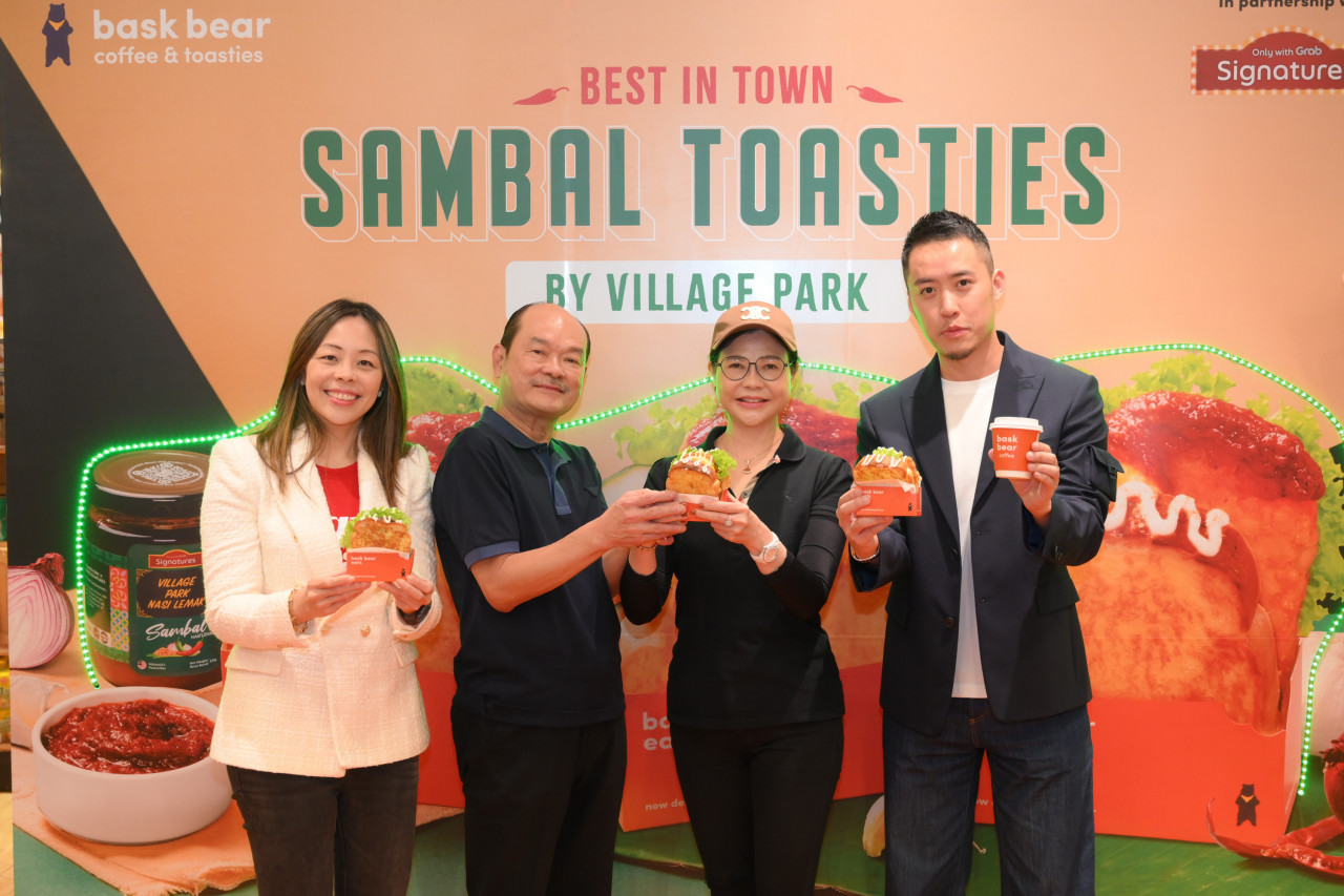 Ketua Pegawai Eksekutif Jaya Grocer, Adelene Foo (dari kiri), Pengasas Bersama Village Park Nasi Lemak, Datuk Seri Mohd Shamil Ngoh Abdullah dan Datin Seri Aishah Chong, dan Pengasas dan Ketua Pegawai Eksekutif Loob Holding Sdn Bhd, Bryan Loo pada majlis pelancaran baru-baru ini.