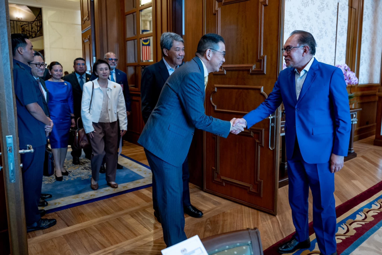 Perdana Menteri menyambut ketibaan Maris Sangiampongsa pada pertemuan di Putrajaya semalam - Gambar PMO