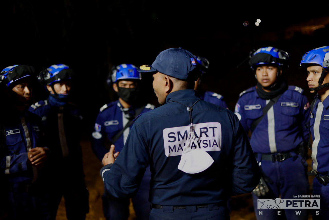 Penguasa Kanan Bomba Abdul Manaf Che Isa : Ketua Operasi Pasukan SMART - sedang memberi taklimat penugasan kepada anggota beliau di lokasi tempat kejadian. - Gambar oleh Sairien Nafis