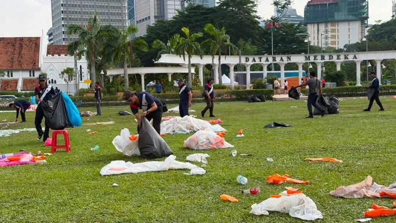 Petugas DBKL bertungkus-lumus membersihkan Dataran Merdeka pagi tadi - Gambar Facebook Hannah Yeoh