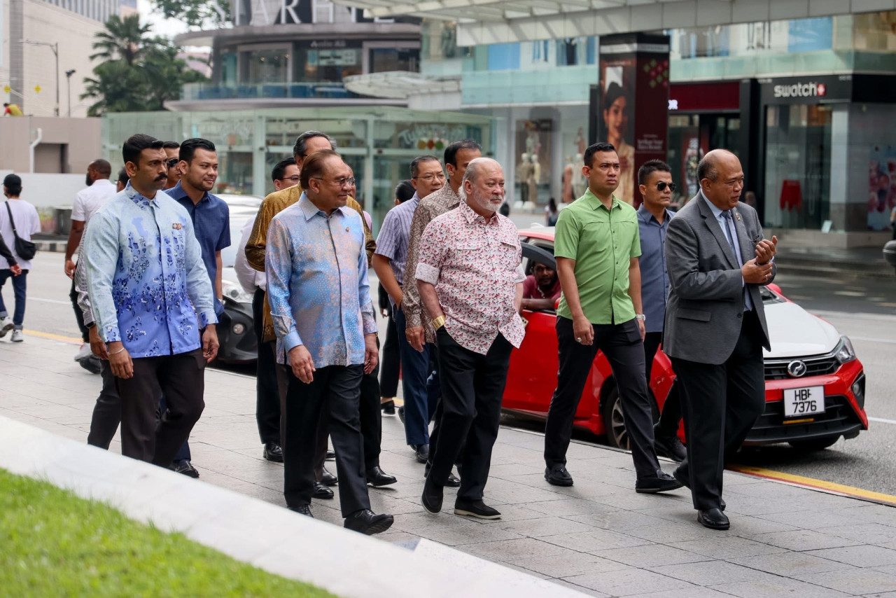 Perdana Menteri (dua, kiri) mengiringi Yang di-Pertuan Agong menyusuri Jalan Bukit Bintang - Gambar Istana Negara
