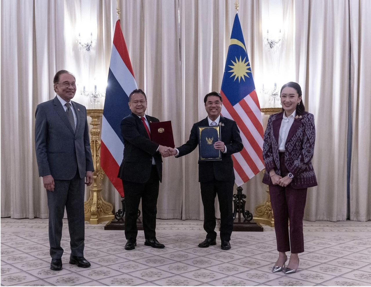 Alexander Nanta Linggi (dua, kiri) memeterai perjanjian bersama Menteri Pengangkutan Thailand, Suriya Juangroongruangkit untuk pembinaan jambatan kedua dan projek naik taraf jambatan sedia ada - Gambar PMO