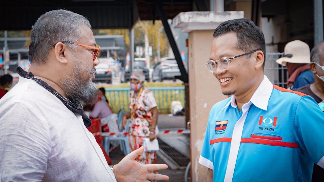 Afdlin Shauki berbual mesra dengan Nik Nazmi pada pemilihan semalam - Gambar Facebook