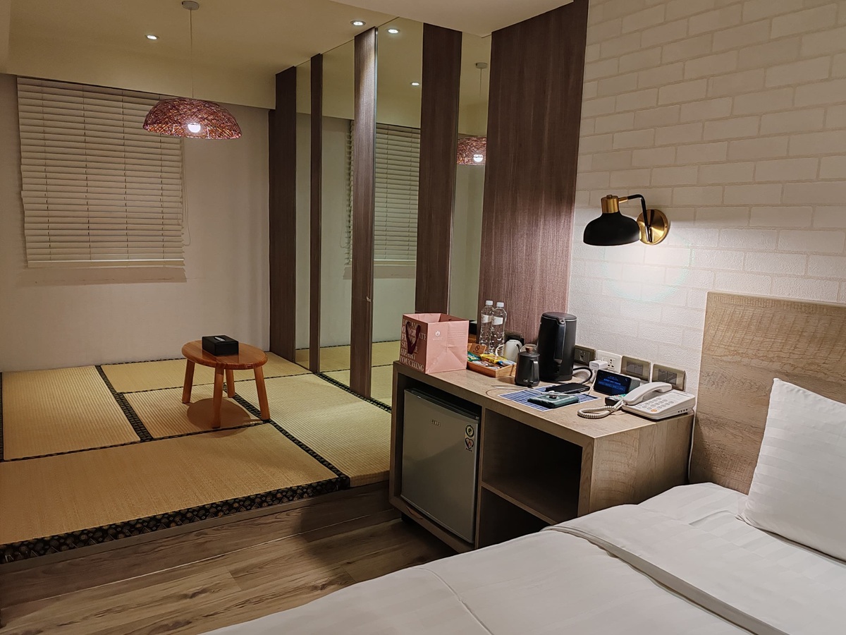 Bilik jenis tatami turut disediakan di hotel ini