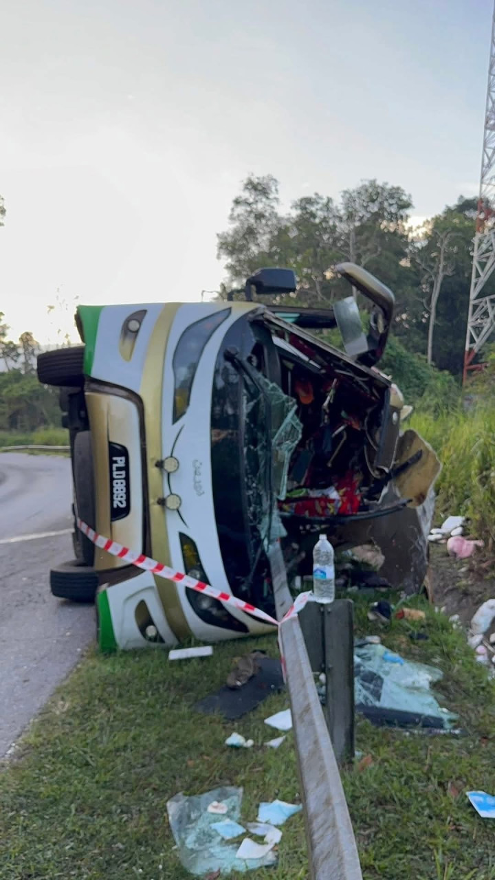 Keadaan bas yang terbalik dalam nahas - Gambar Facebook