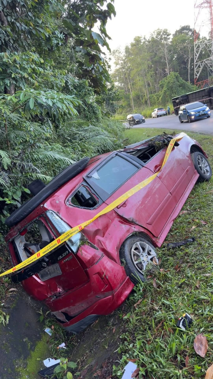 Perodua Alza yang terpaksa dipotong untuk mengeluarkan mangsa - Gambar Facebook