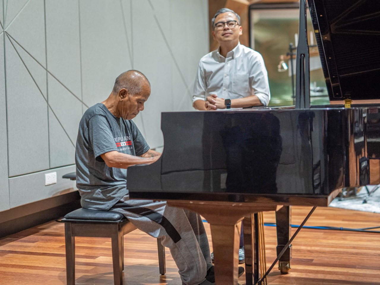 Ross Ariffin memainkan piano buat pertama kali selepas tiga tahun - gambar Facebook