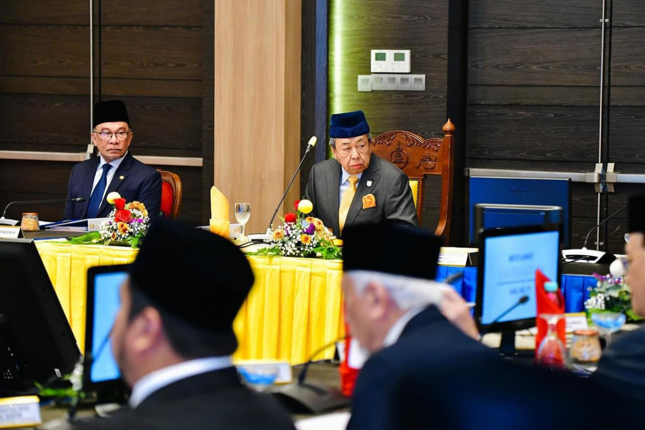 Perdana Menteri, Datuk Seri Anwar Ibrahim (kiri) turut menghadiri mesyuarat MKI di Putrajaya hari ini - gambar Selangor Royal Office