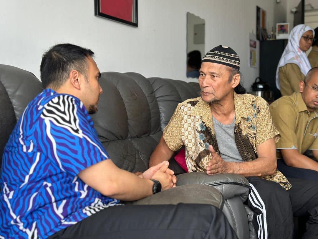 Ahmad Farhan Fauzi memyampaikan sumbangan kepada Dharma Harun Al Rashid
