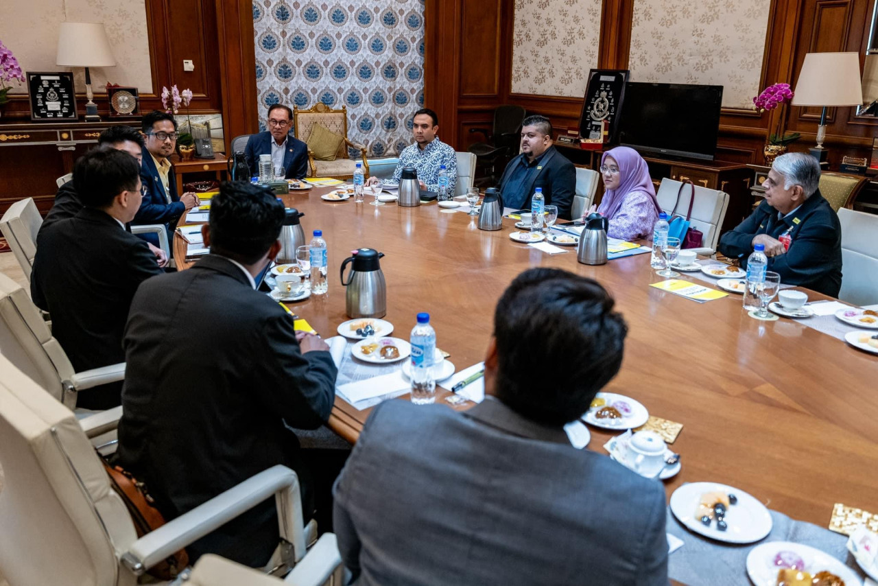 Perdana Menteri pada pertemuan bersama delegasi BERSIH di pejabatnya hari ini - gambar Facebook