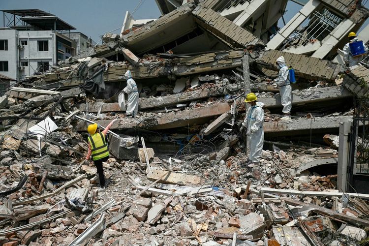 Malaysia tidak ketinggalan menghantar bantuan kemanusiaan ketika Myanmar dilanda bencana gempa bumi Mac lalu - Gambar AFP