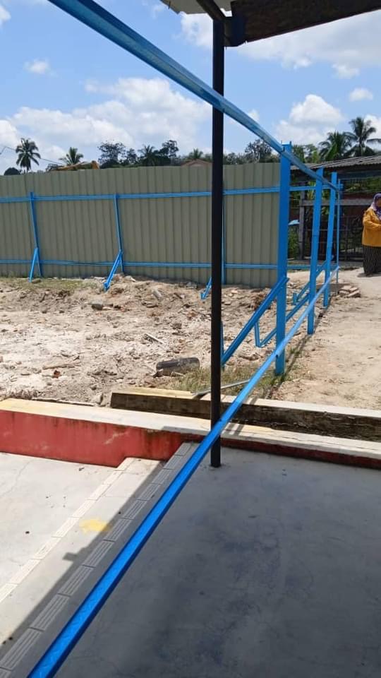 Palang besi yang tajam dan tidak ditutup sempurna oleh kontraktor.