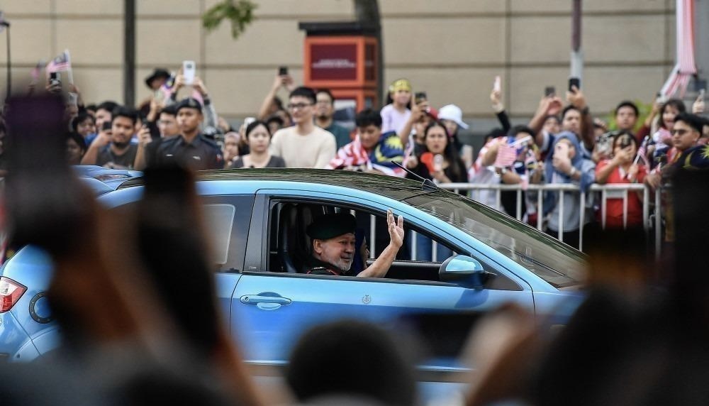 Ketibaan Yang di-Pertuan Agong dengan memandu sendiri Proton Satria Neo - Gambar BERNAMA