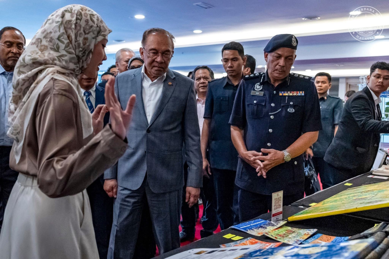 Perdana Menteri meninjau antara pameran yang diadakan - Gambar PMO