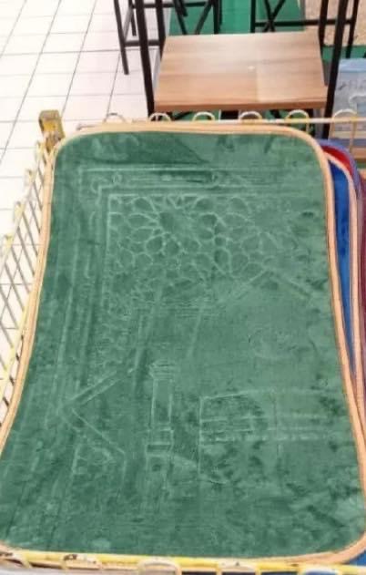 Sejadah mini yang didakwa sebagai alas kaki kerana diletak berhampiran tempat alas kaki di Aeon Big Batu Pahat - gambar Facebook
