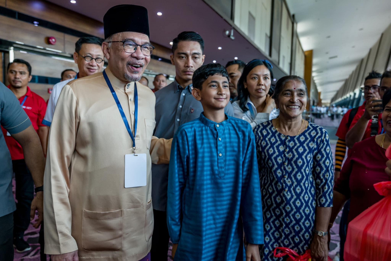Perdana Menteri sempat meluangkan masa bergambar dengan orang ramai - gambar PMO
