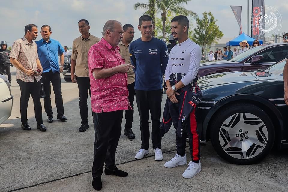 Yang di-Pertuan Agong (empat, kiri) berbual bersama paduka anakanda, Tunku Abdul Rahman Al-Haj (dua,kanan) dan Tunku Abu Bakar Al-Haj (kanan) - gambar RPO