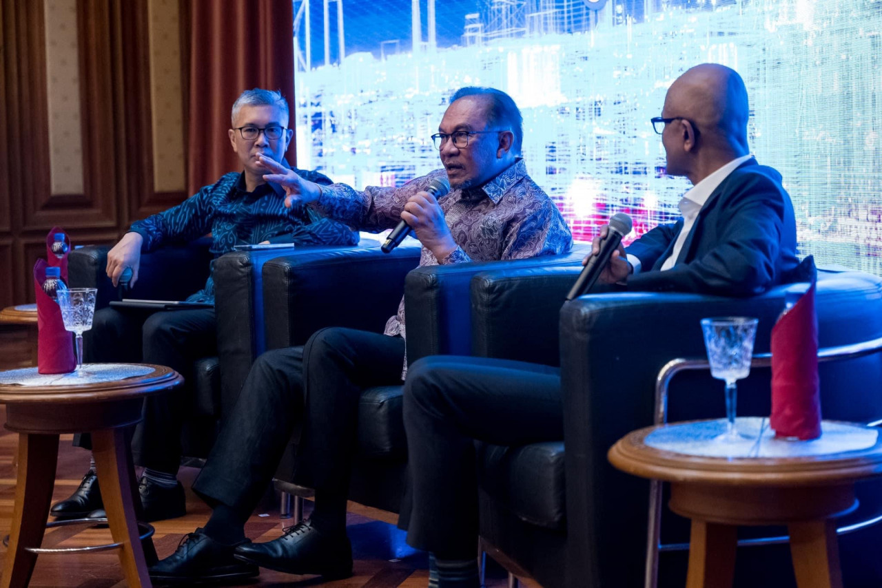 Perdana Menteri (tengah) ketika bercakap pada Forum National AI Leadership - gambar PMO