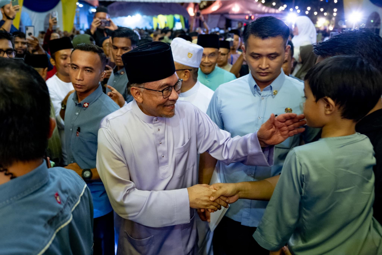 Perdana Menteri menyantuni seorang kanak-kanak ketika menghadiri Program Perkampungan Sunnah Siri Ke-9 malam tadi - gambar PMO