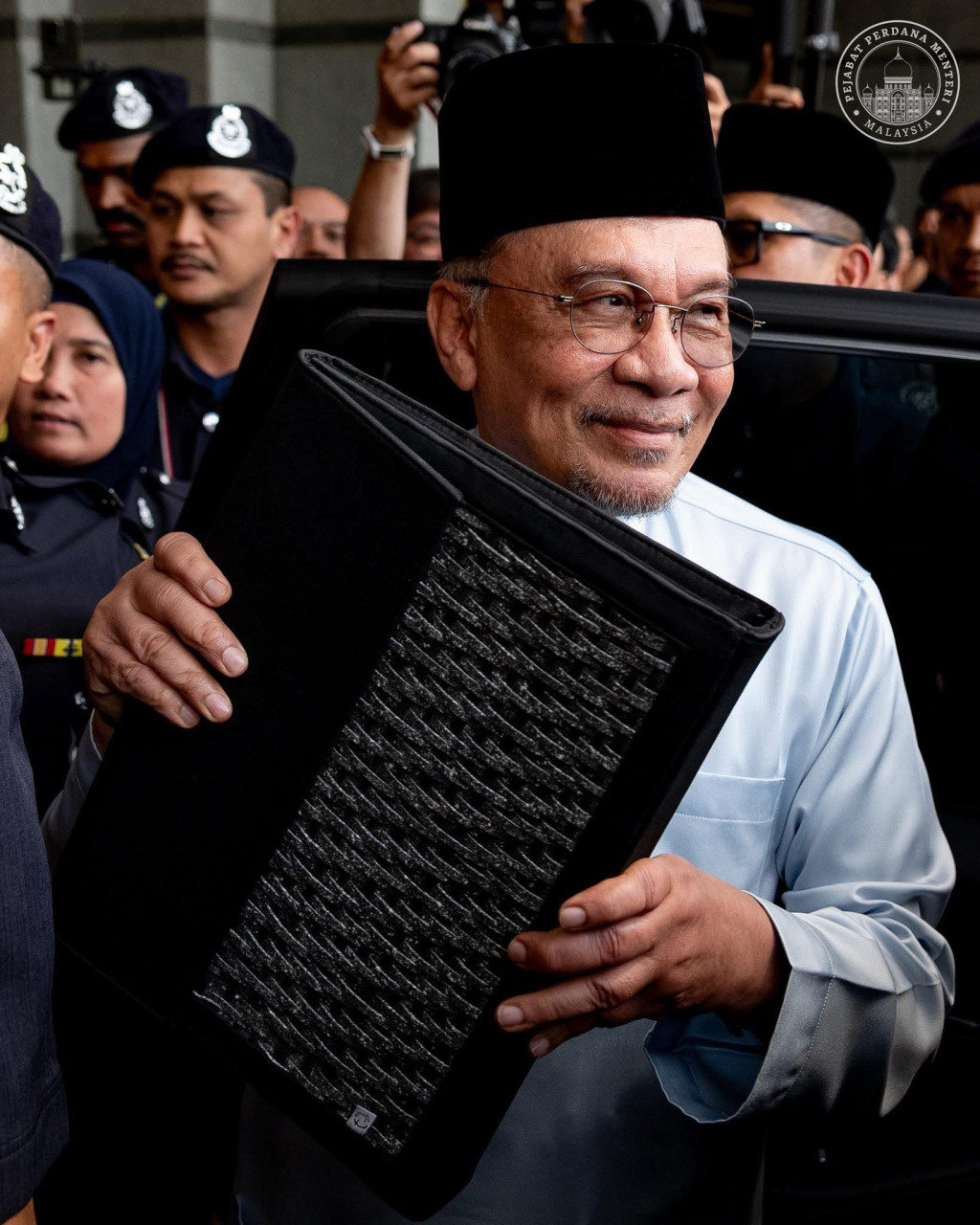 Perdana Menteri membawa fail berisi dokumen Belanjawan 2026 untuk dibentangkan di Dewan Rakyat - Gambar PMO