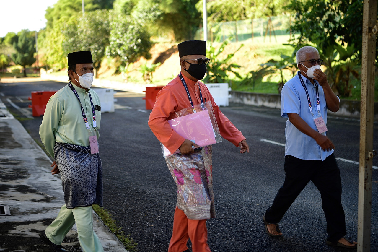 Calon PKR bagi DUN, N10 Asahan, Idris Harun tiba di Pusat Penamaan Calon, Dewan Besar Kolej Komuniti Selandar hari ini. - Gambar Bernama