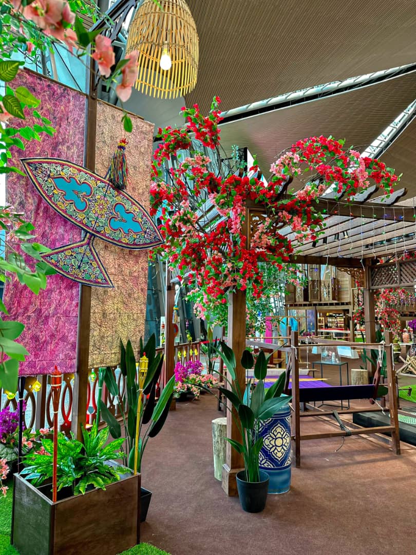 Tekstil rekaan tempatan seperti batik, songket dan tenun mempromosikan budaya Malaysia sepanjang musim perayaan ini.