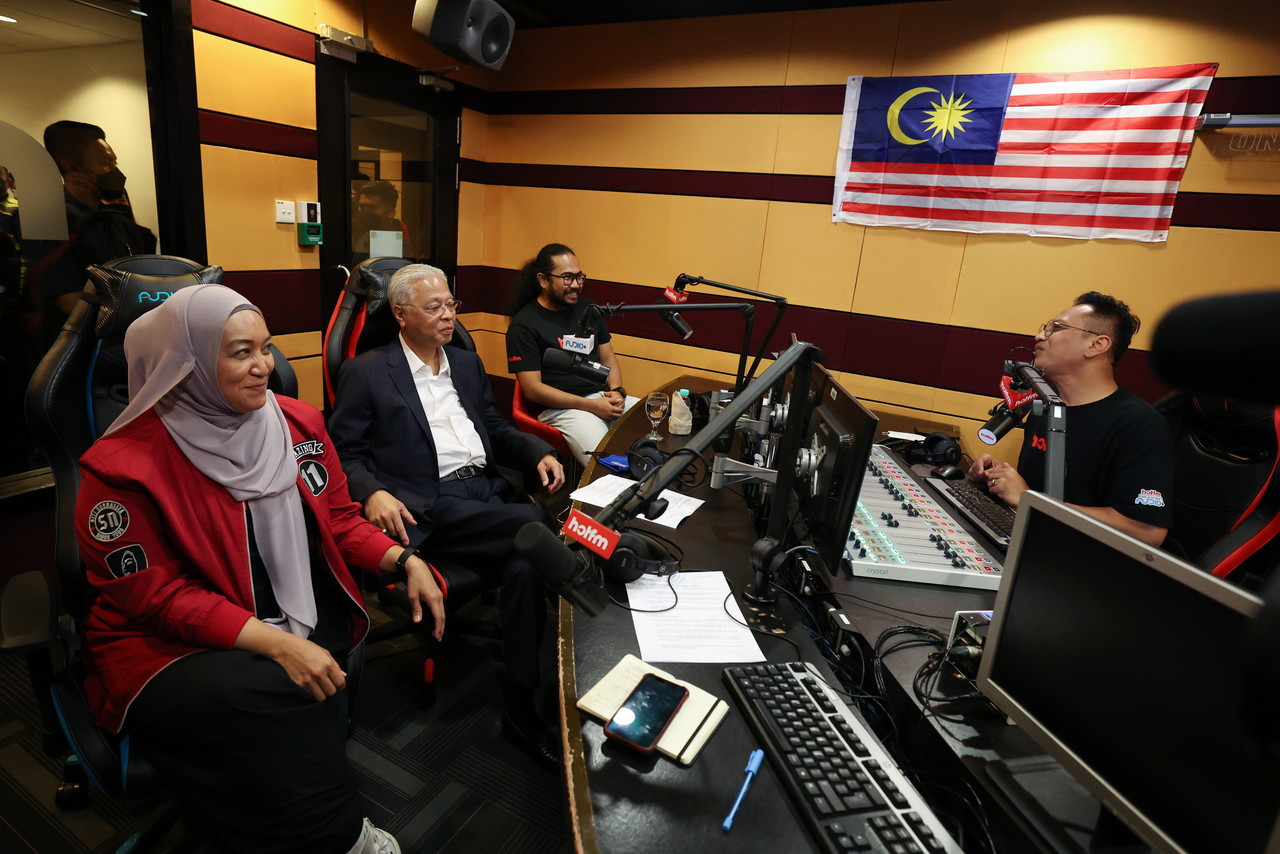 Ismail Sabri Yaakob (dua dari kiri) turut ditemu bual penyampai radio Hot FM AG (kanan), Johan dan Fara Fauzana (kiri) sempena kunjungan ke Media Prima di Sri Pentas, semalam. - Gambar Bernama