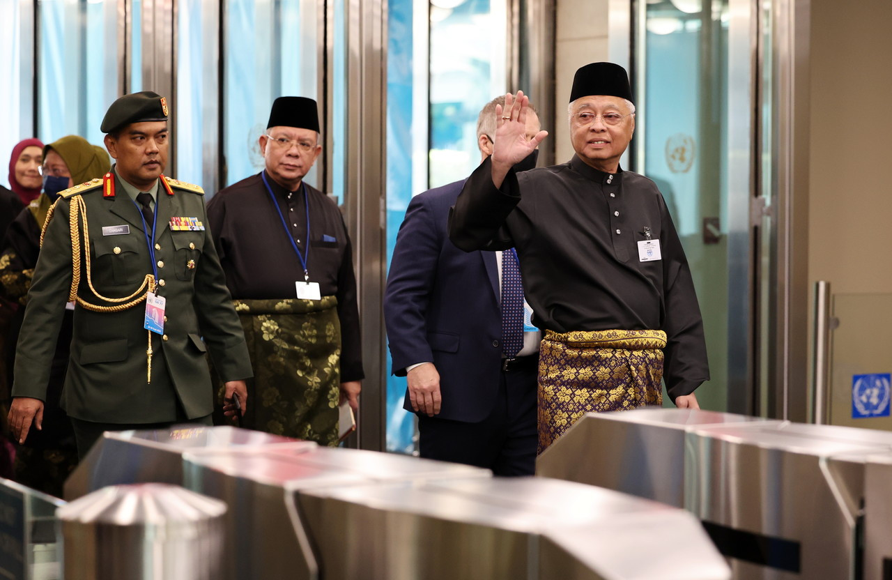 Beliau yang tampil segak berbaju Melayu hitam lengkap bersongkok mencuri tumpuan delegasi lain sebaik melangkah masuk ke dewan utama - Gambar Bernama