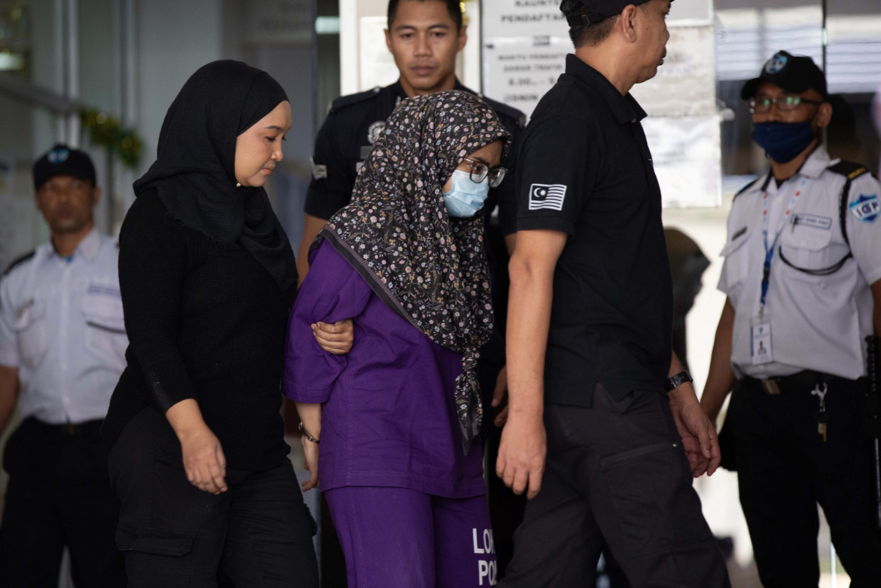 Hanya ibu kepada Zayn Rayyan, Ismanira Abdul Manaf (baju ungu) dibawa ke Mahkamah Majistret Petaling Jaya pagi tadi. – Gambar oleh Kamal Ariffin.