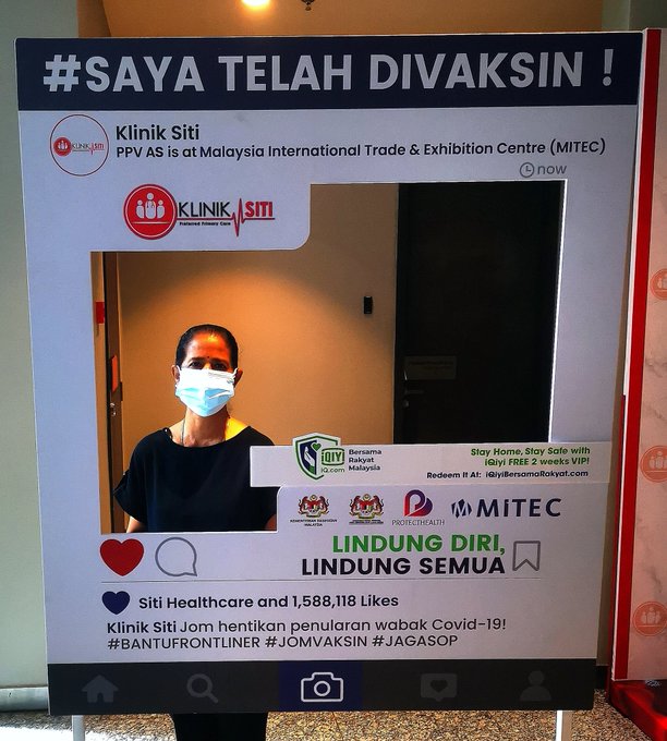 Isteri Rajagobal, Datin Chantra, menerima vaksin di MITEC Sabtu lalu. - Gambar dari Twitter Rajagobal