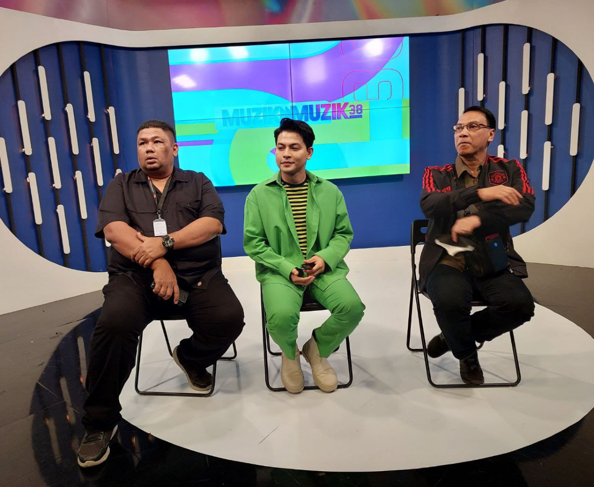 Dari kiri, Penerbit Muzik Muzik 38, Aeizul Reeza Ismail, Izzue Islam dan Penerbit Eksekutif Muzik Muzik 38 , Muhamad Sufian Che Isa.