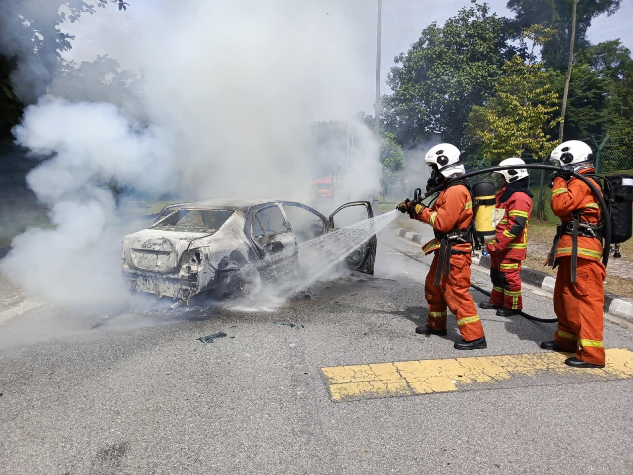 Pergelangan tangan itu dijumpai berhampiran lokasi sebuah kereta terbakar selepas terbabit dalam kemalangan di hadapan Hospital Bahagia Ulu Kinta dekat Tanjung Rambutan pagi semalam. – Gambar JBPM Perak