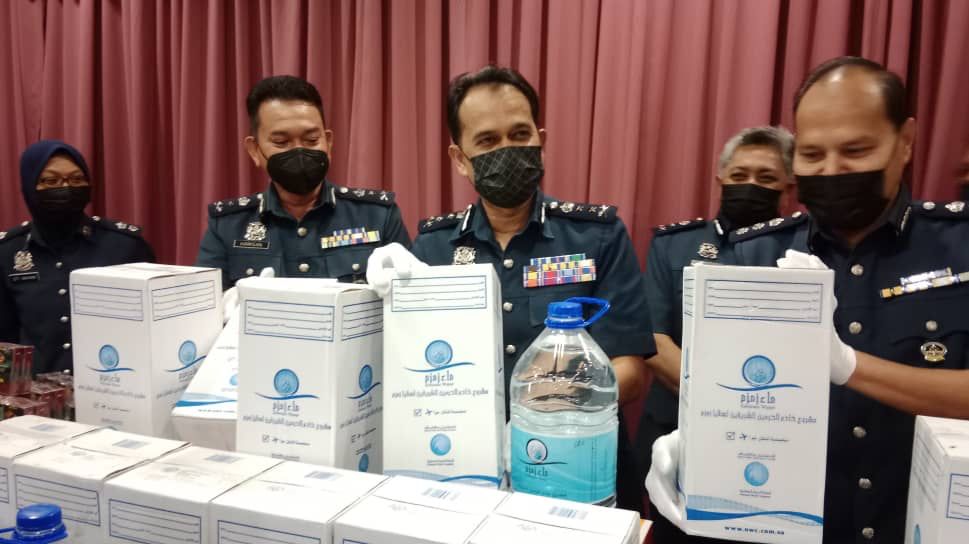 Sazali (tiga kanan) menunjukkan air dipercayai air zam zam seludup tidak berkastam ketika sidang media di Menara Kastam Negeri Johor, hari ini.