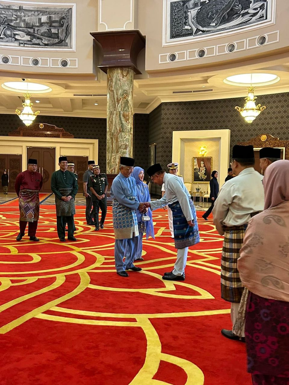 Perdana Menteri (dua, kanan) bersalaman dengan Yang di-Pertuan Agong - gambar Istana Negara