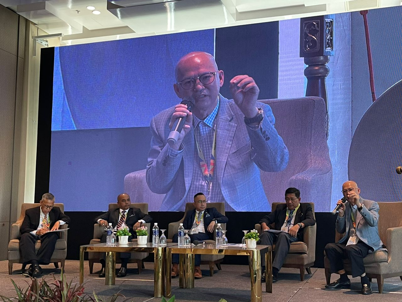Jeff Lee di 'Forum Pembangunan Semula Kampung Bharu, semalam ketika sesi bertajuk ‘Perkongsian Pengalaman: Amalan Perancangan Terbaik (Best Planning Practise)’