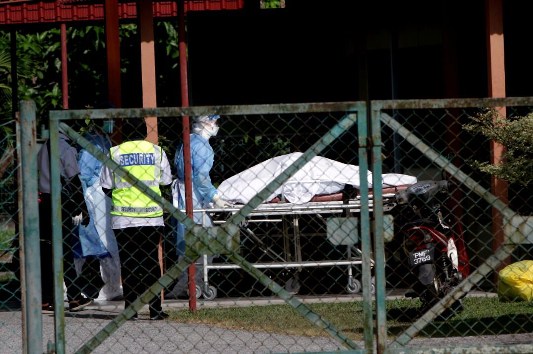 Mayat seorang daripada mangsa kemalangan dibawa masuk ke Jabatan Forensik Hospital Kuala Kangsar untuk proses bedah siasat dan pengecaman.