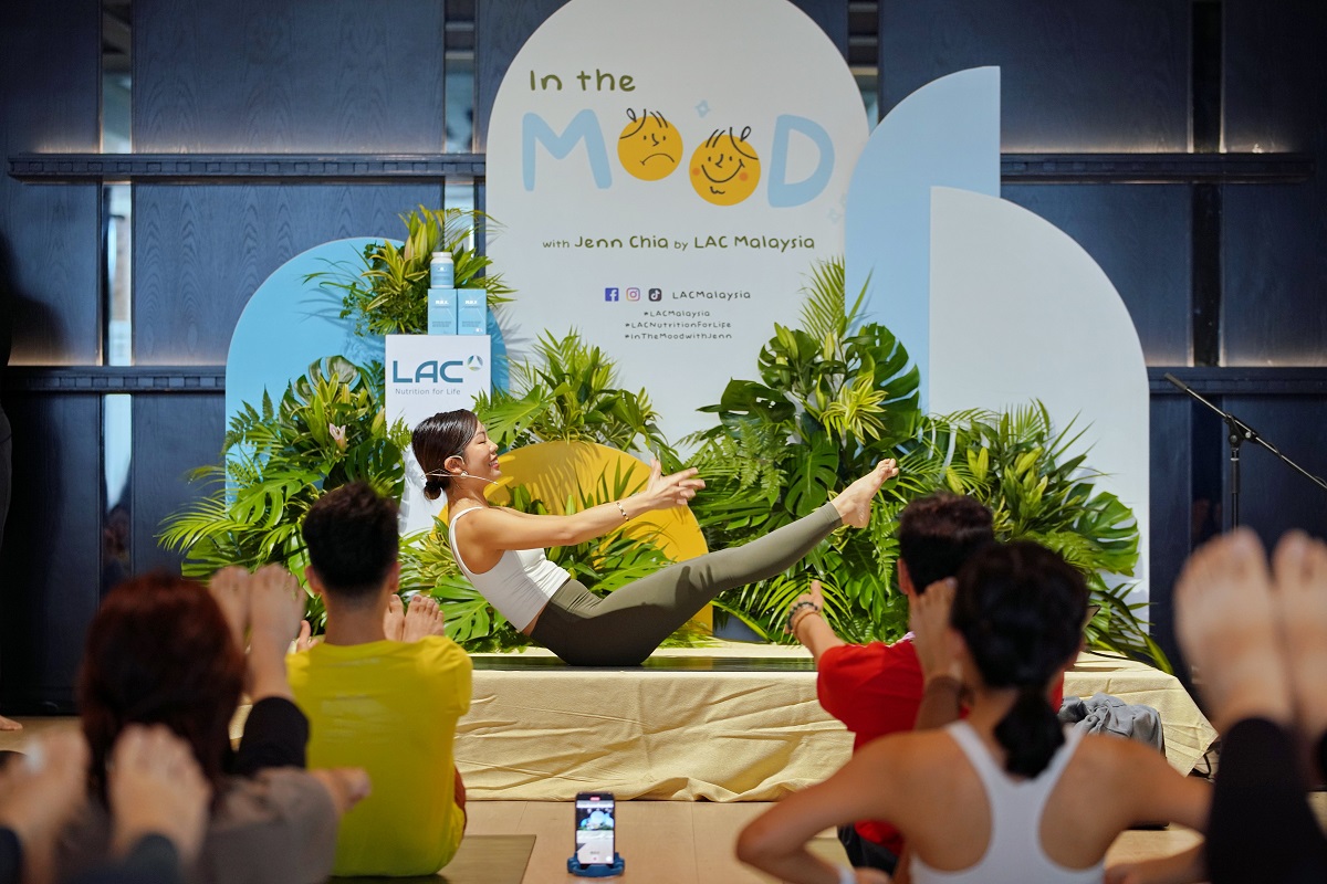 Jenn Chia melakukan satu aksi yoga
