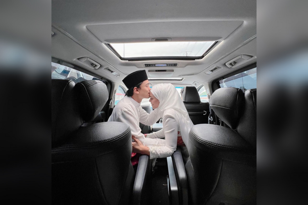 Julia Farhana dan Che Hafiz di hari bahagia mereka. - Gambar fail