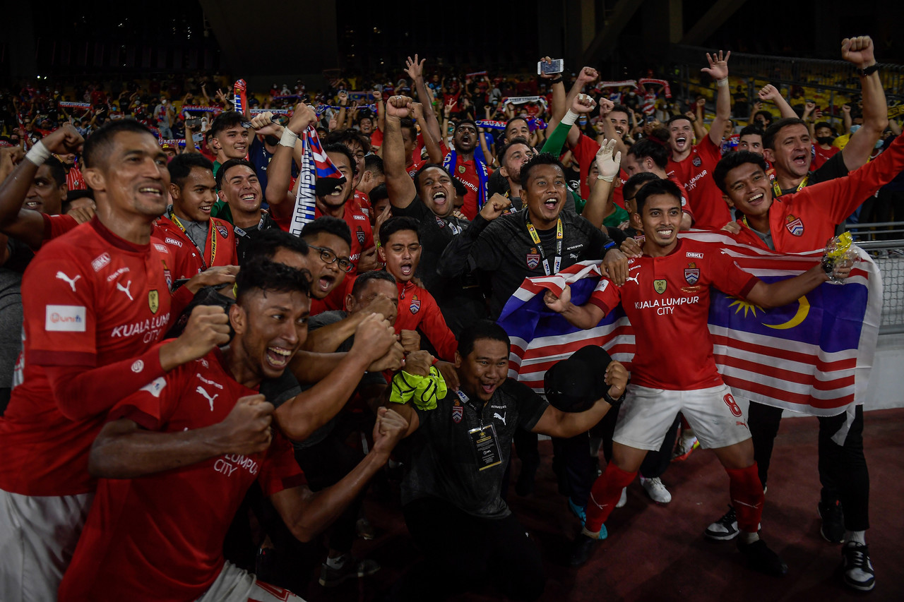 KL City menjulang trofi Piala Malaysia selepas 32 tahun dengan menewaskan JDT, malam semalam.