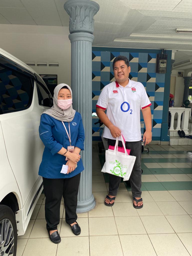 Gadafi Othman (kanan) mendapatkan bekalan ubat untuk bapanya. - Gambar oleh Hospital Pakar KPJ Puteri